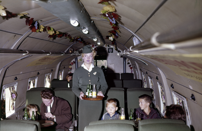 852339 Afbeelding van een stewardess die de drankjes serveert in het Viking vliegtuig van Channel Airways dat dienst te ...